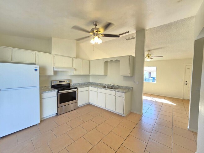 Foto del edificio - 2 Bed 1 Bath Spacious Apartment in Mesa