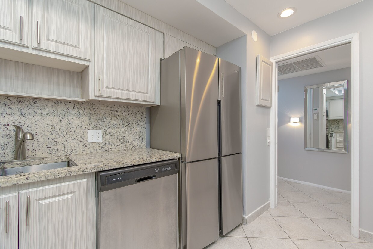 Primary Photo - 3300 N Palm Aire Dr