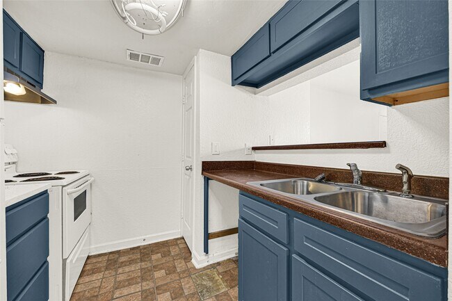 Building Photo - 8100 Creekbend Dr