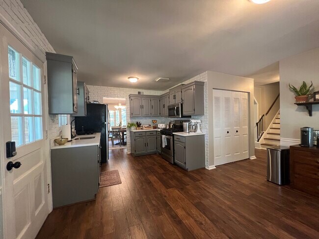 Building Photo - 7407 Beverly Manor Dr