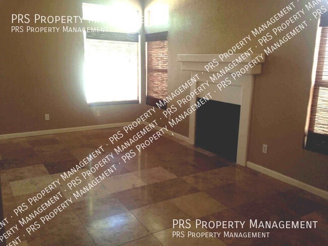 Building Photo - 629 S Oak St