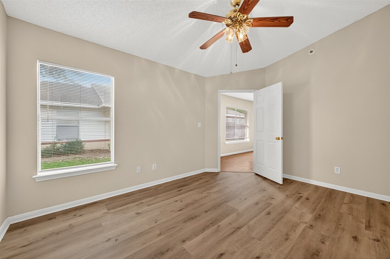 Foto del edificio - 15747 Ridgegate Rd