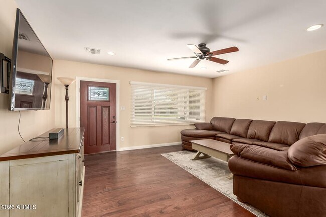 Foto del edificio - 722 E McLellan Blvd