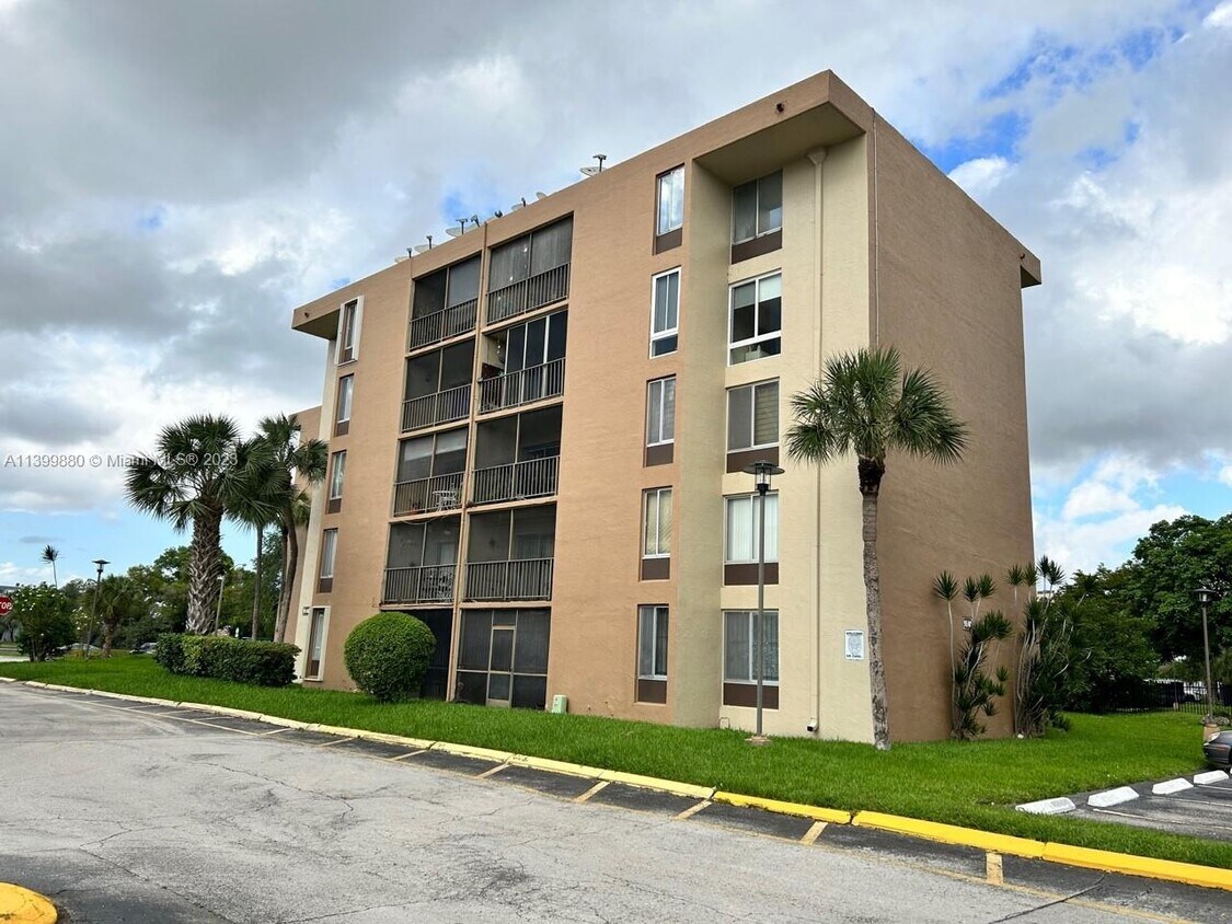 Foto principal - 9140 Fontainebleau Blvd