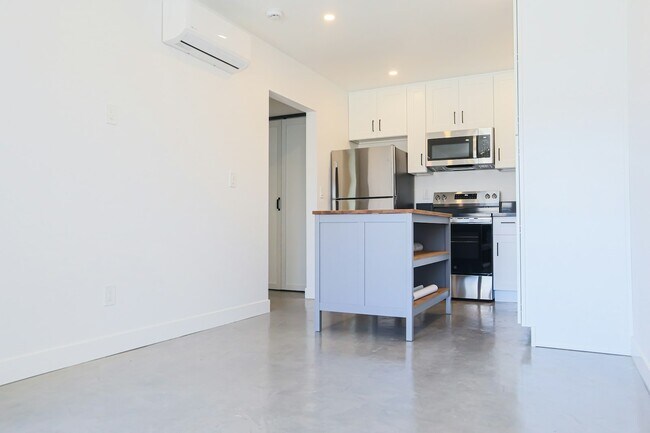 Building Photo - 567 Madrona St