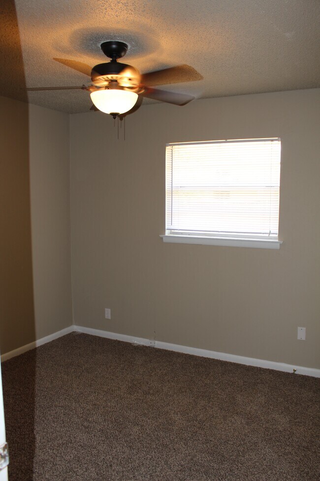 Building Photo - 1713 Parkview Ter