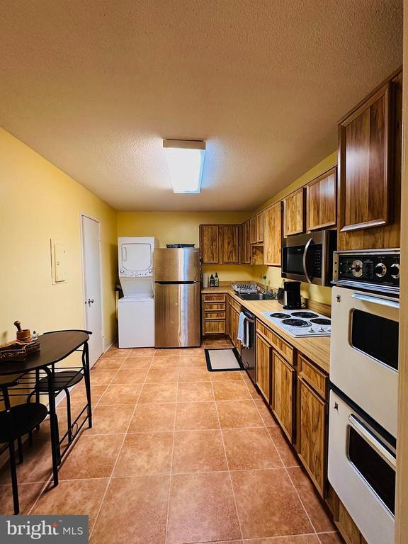 Foto del edificio - 8370 Greensboro Dr