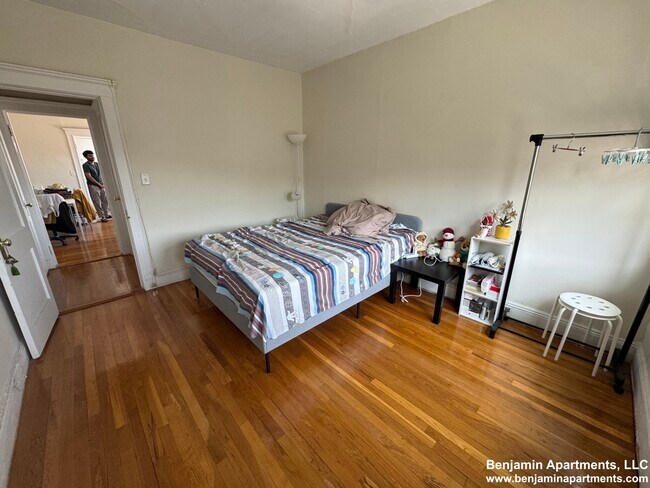 Foto del edificio - 90 Brainerd Rd