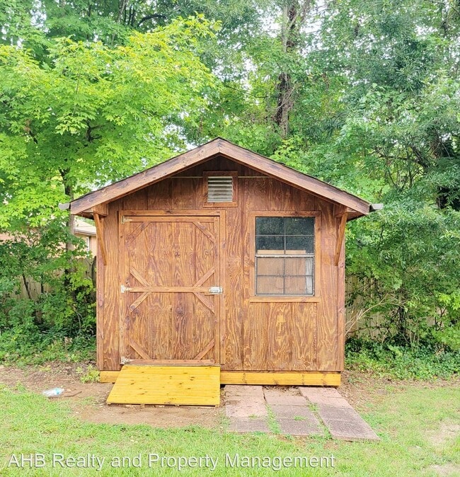 Building Photo - 3 br, 2 bath House - 801 Sycamore Rd.