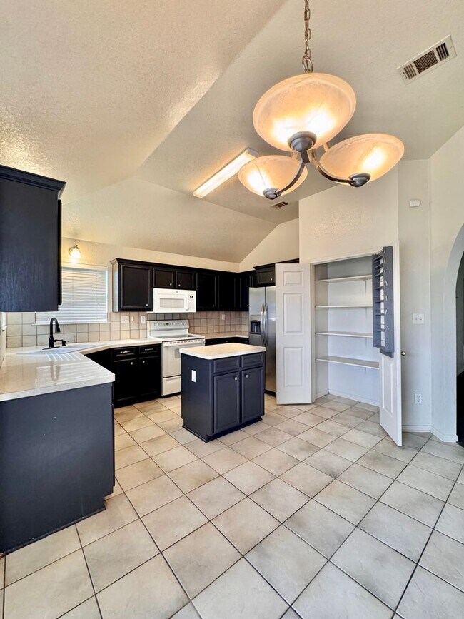 Foto del edificio - 3 Bedrooms, 2 Bath, 2 Car Garage, with private office conveniently located to multiple Fort Hood ...