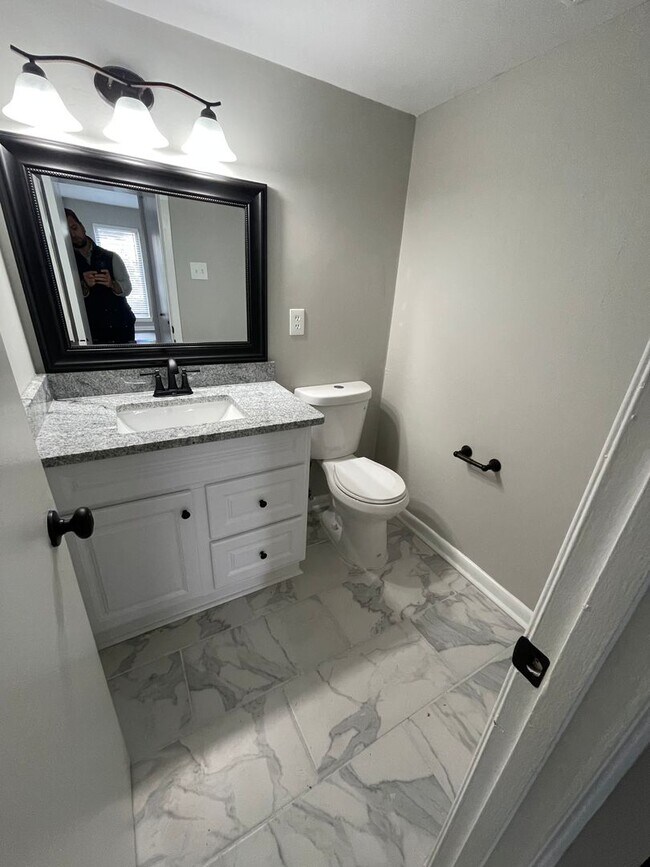 Building Photo - 2Bd/1.5Ba Townhouse located on the Germant...