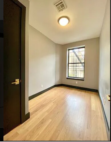 Foto del edificio - 17-22 Greene Ave