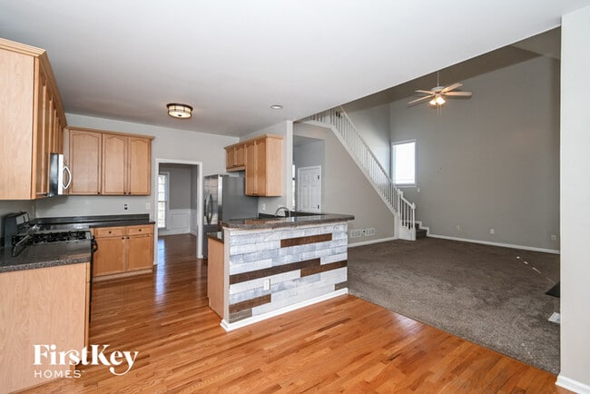 Building Photo - 335 Valleyside Dr