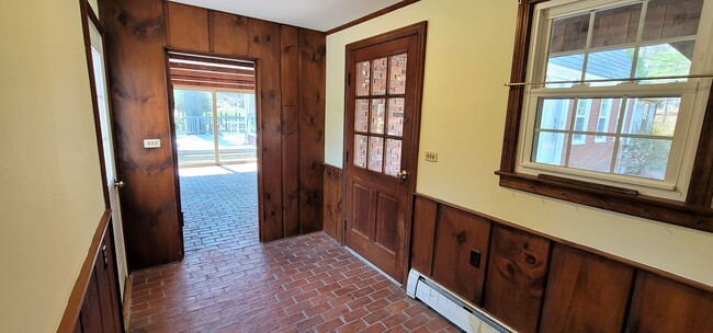 Building Photo - 316 Linden St