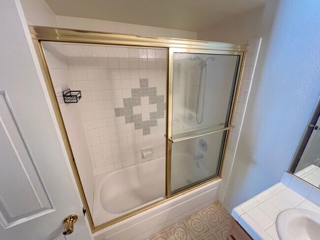 Foto del edificio - Spacious 2 bedroom 2nd floor unit
