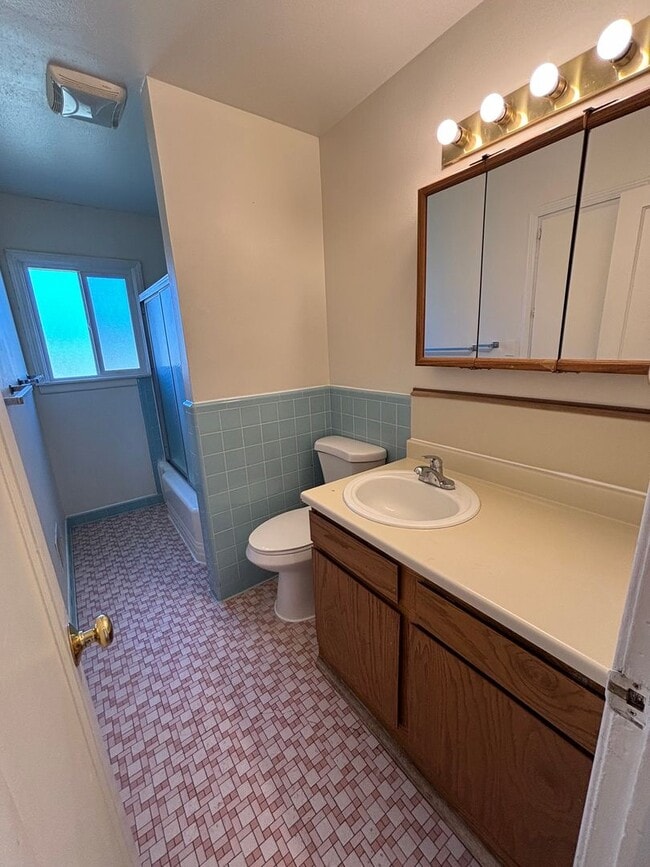 Building Photo - 910/914 S King St Duplex