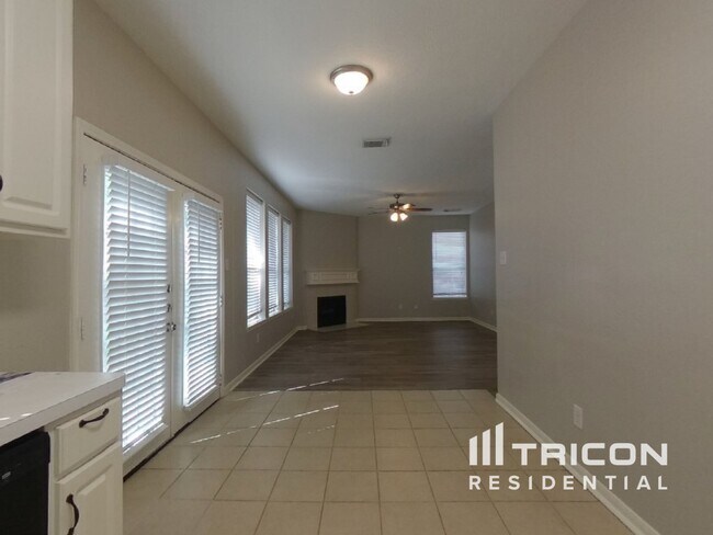 Foto del edificio - 9003 Cypress Square Dr