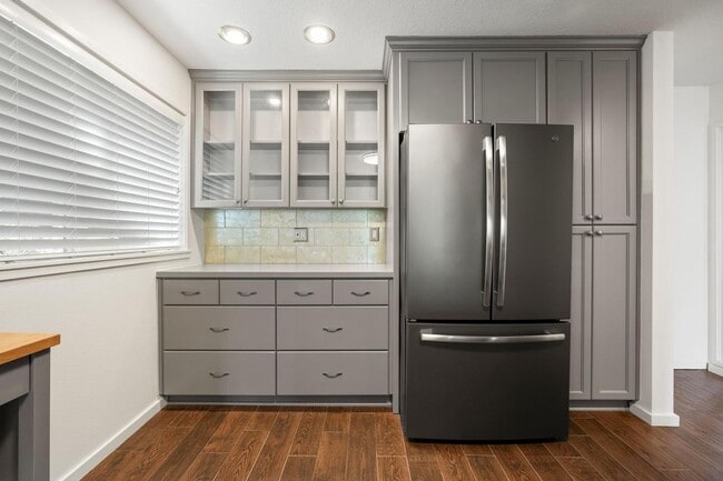 Building Photo - Updated 2BD/2BA Condo in North Portland! S...