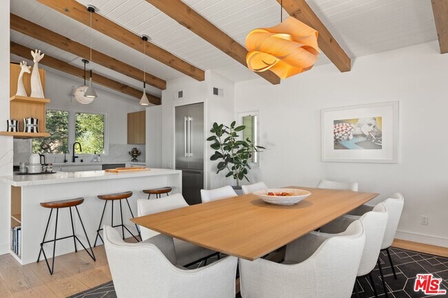 Foto del edificio - 21625 Saddle Peak Rd