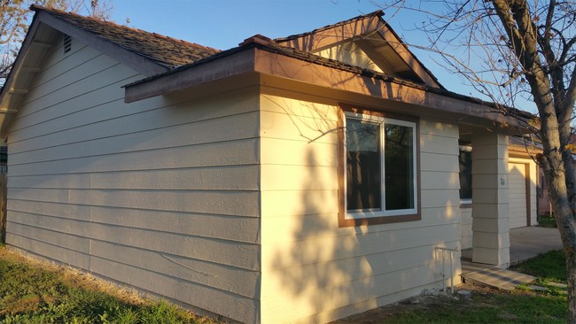 Building Photo - 760 W Nevada Cir