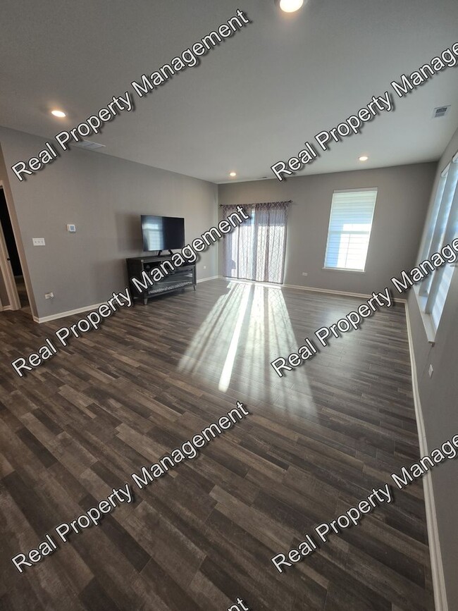 Foto del edificio - Newer Two Bedroom Townhome