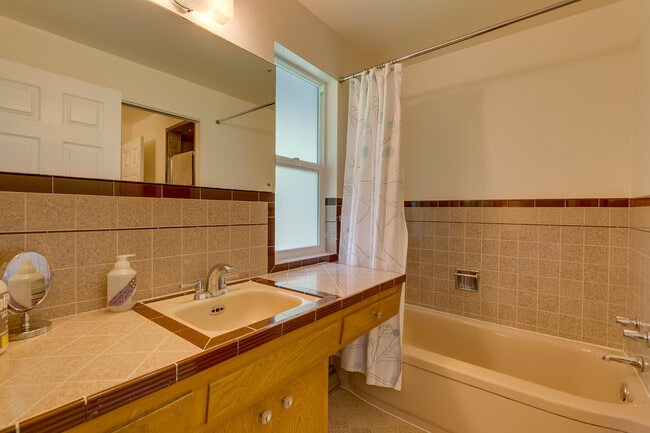 Foto del edificio - Mercer Island Rambler Available 2/1!