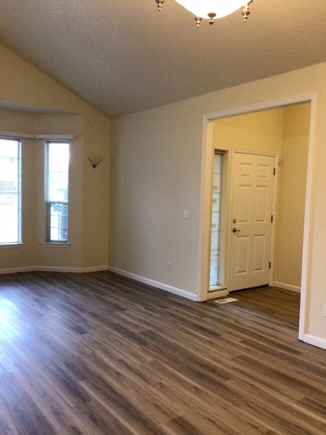 Building Photo - 3 Bedroom Home in Sherwood Neighborhood
