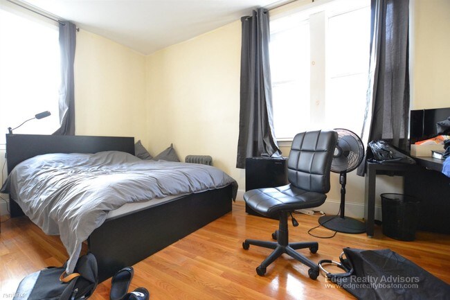 Building Photo - 3 br, 1 bath  - 15 Egmont St