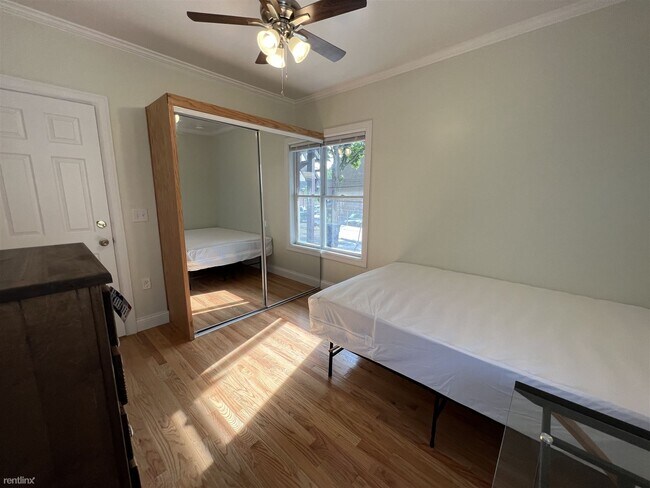 Building Photo - 4 br, 2 bath House - 336 S Division St Apt...