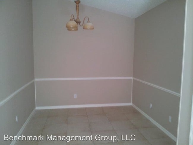 Foto del edificio - 909 Robinhood Ct