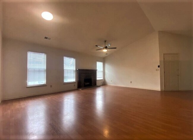 Foto del edificio - Ranch 3 bed, 2 bath Ranch with fenced yard, 2 car garage SW Charlotte