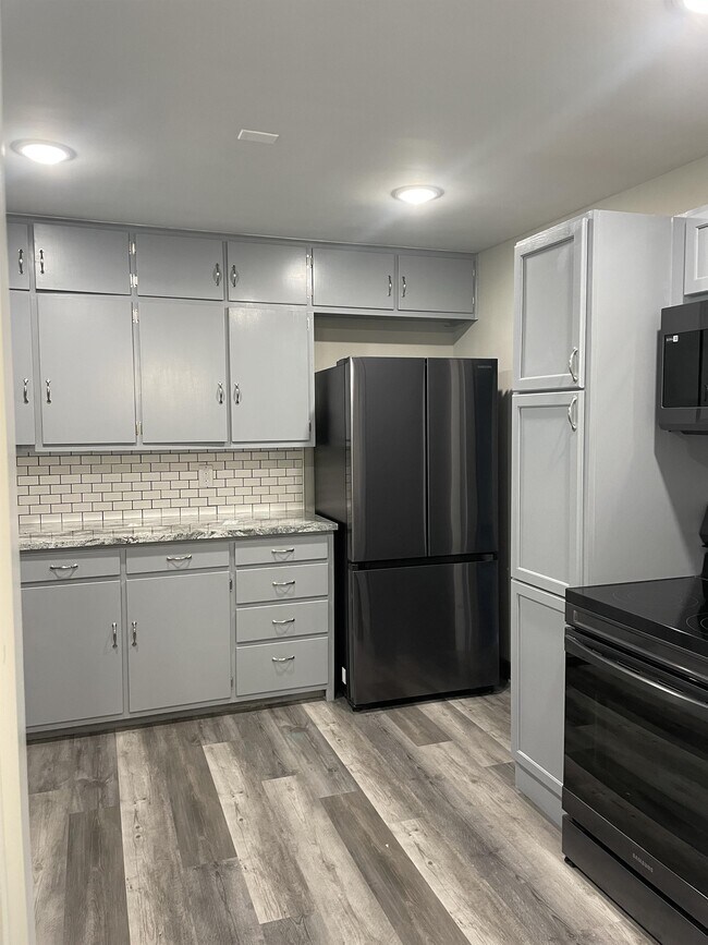 Building Photo - 503 E 8th St