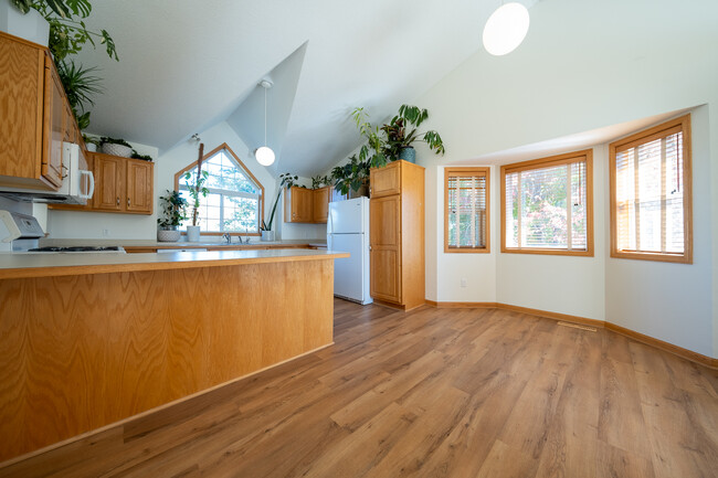 Building Photo - 16252 Parkview Dr SE