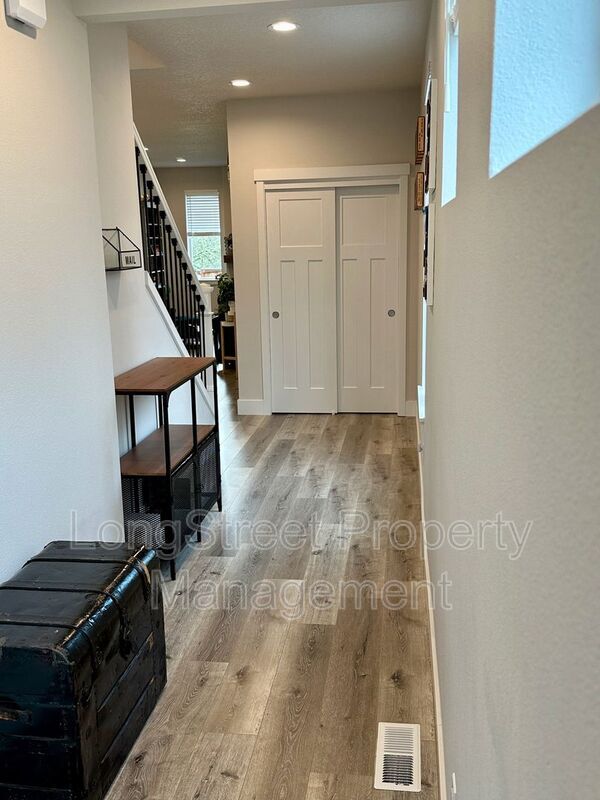 Foto del edificio - 4089 SE McKenzie Ave