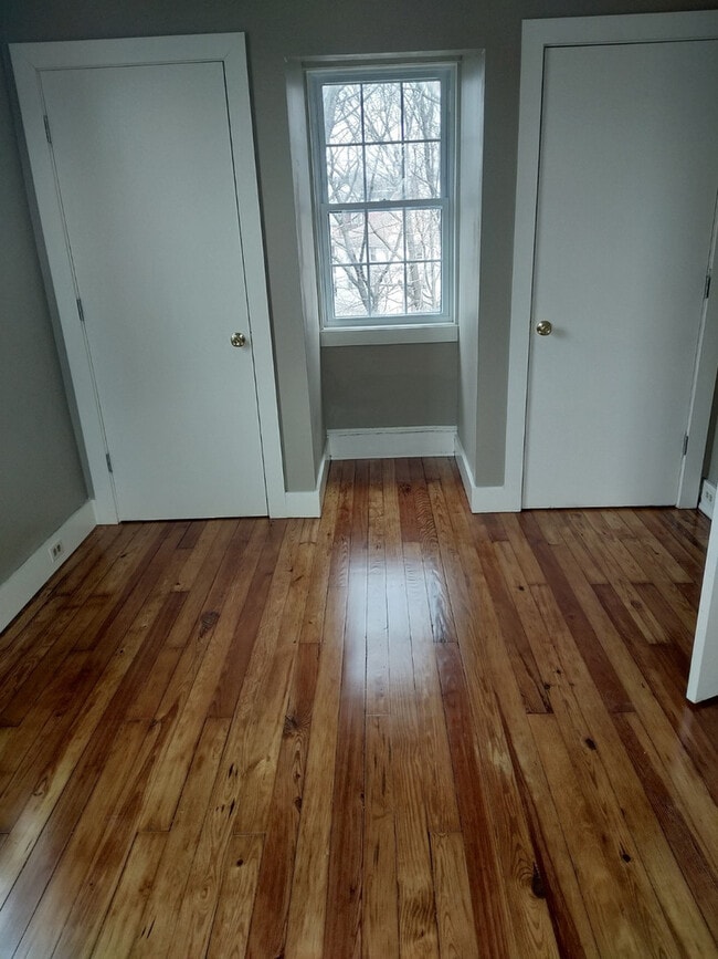 Building Photo - 3BR End-Unit Townhome Available!