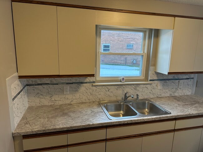 Building Photo - 2718 Alder Creek Dr S