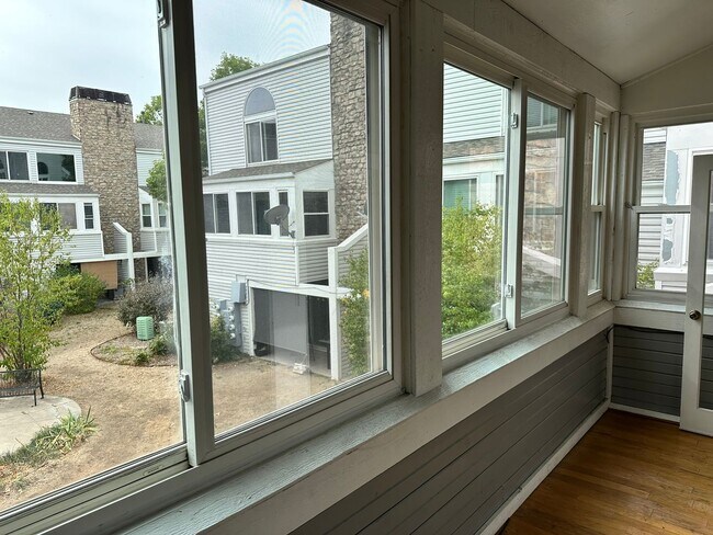 Foto del edificio - Spacious 3 Bed, 2 Full Bath Townhome near the Highline Canel!