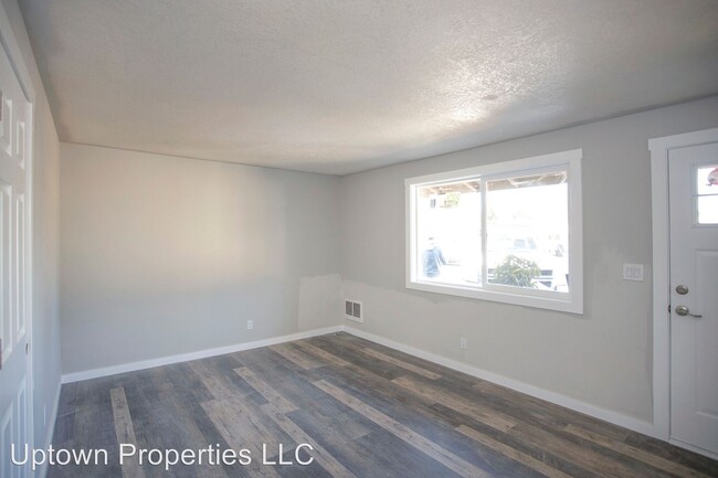 Building Photo - 1374 SE Cedar St