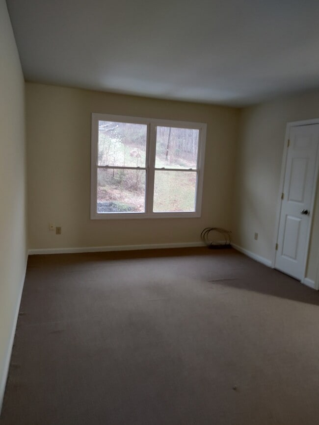 Building Photo - 272 Lindsay Dr