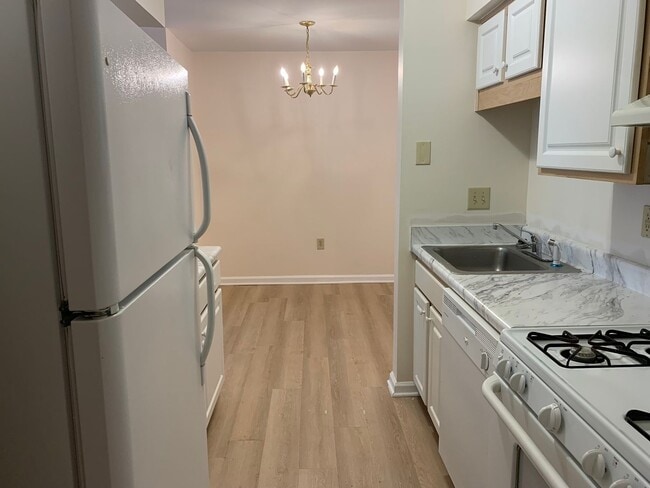 Building Photo - 1 BR, 1 BA Condo-3rd floor *Fresh paint throughout! * Easy to clean flooring only one year old. P...
