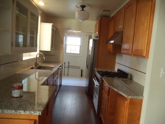 Building Photo - BEAUTIFUL LAND PARK HOME!!