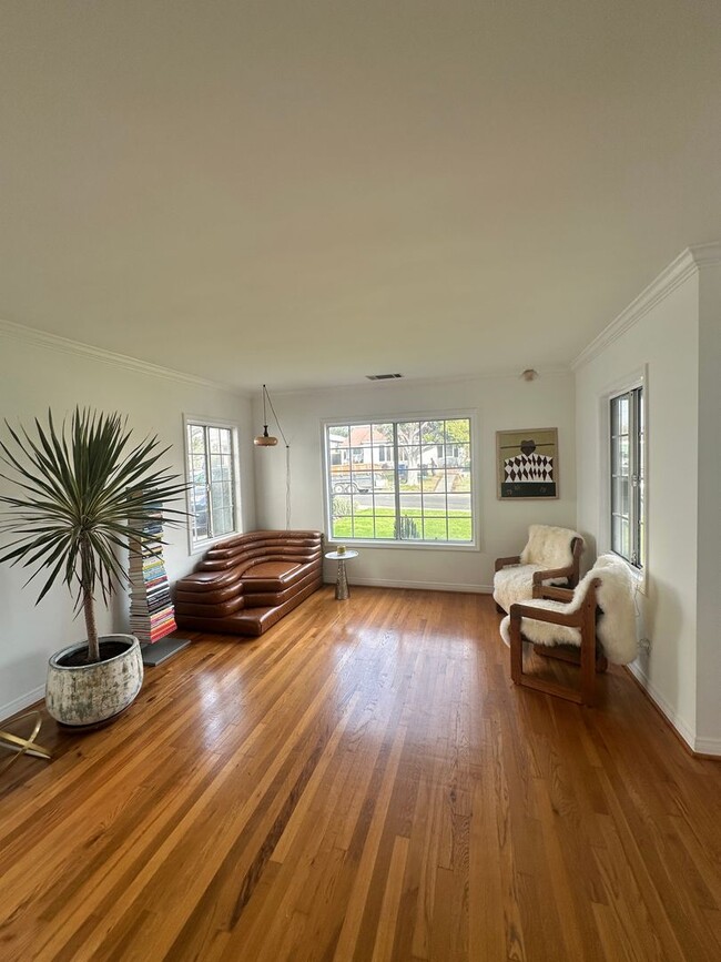 Building Photo - Lovely Home in the Kentwood area of Westchester