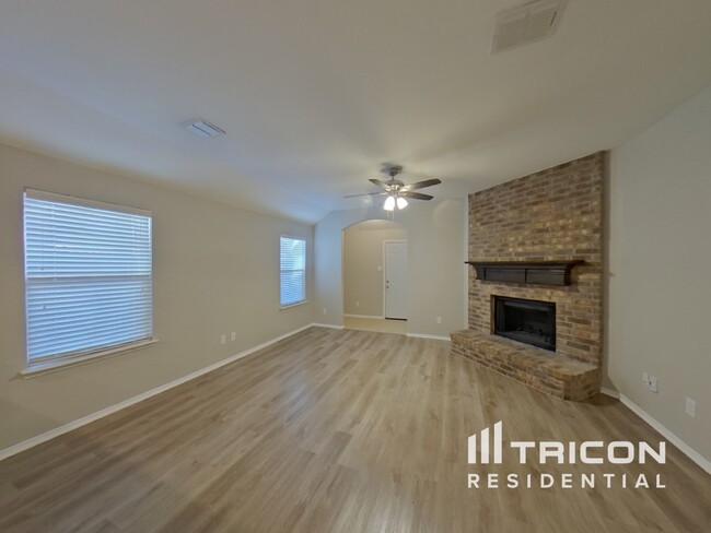 Foto del edificio - 1204 Honeywood Ln