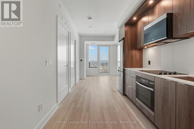 Photo du bâtiment - 60 Central Park Roadway