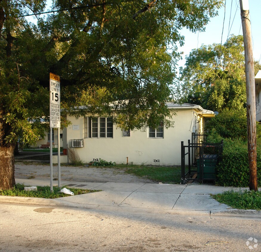 Foto del edificio - 55-61 NE 59th St