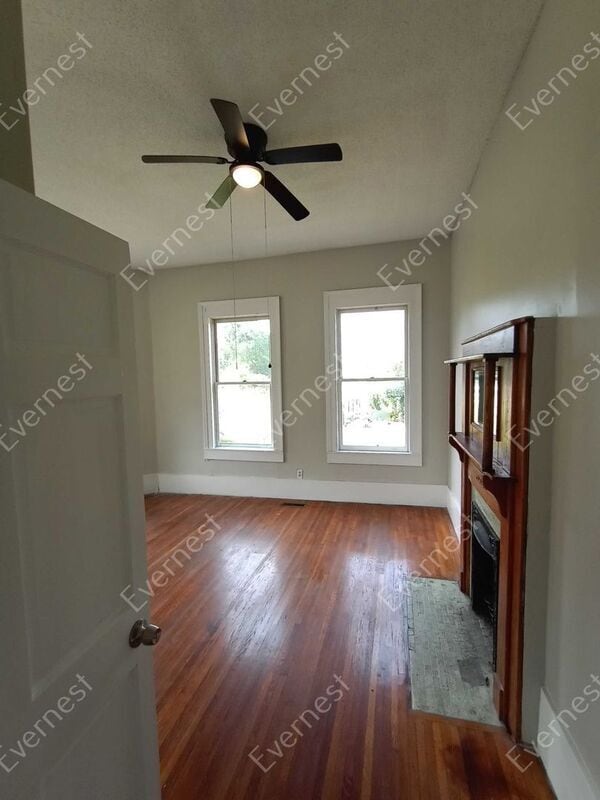 Building Photo - 2030 Clarendon Ave