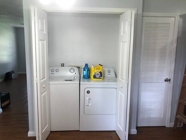 Washer/Dryer - 206 W Hammond St