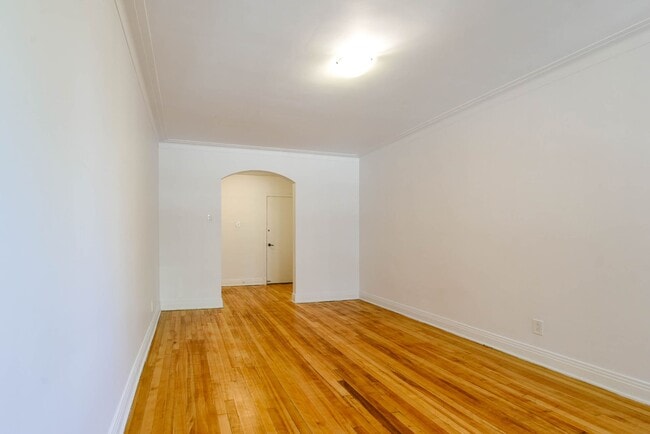 Building Photo - 4585 Av. Dupuis