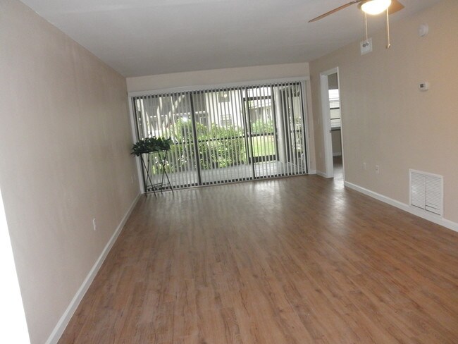 Building Photo - 5705 Summerside Ln