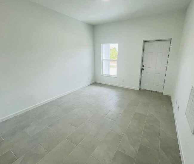 Foto del edificio - 2-bed/ 1-bath single home in the quiet and peaceful Alva!
